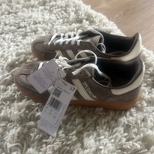 Size 8 Earth Strata Spezials. Never worn, were too big. Got off of GOAT